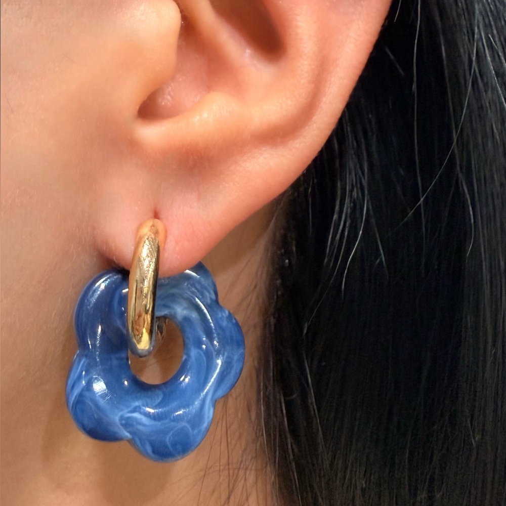 Large sapphire flower huggies